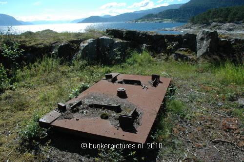 © bunkerpictures - Emplacement for 10.5cm gun